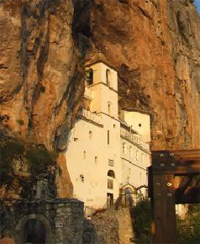A montenegrói Ostrong sziklatemplomban ma is működik egy kosaras felvonó
